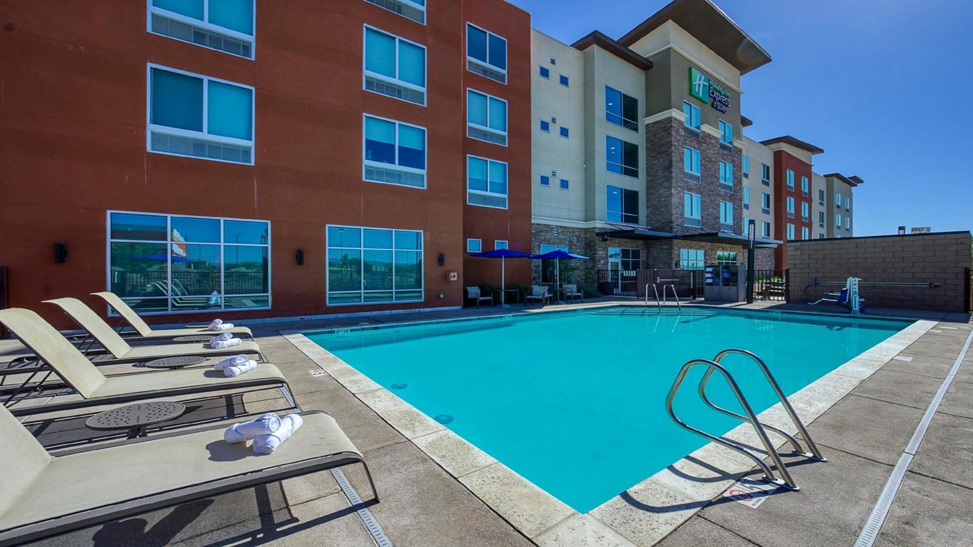 Holiday Inn Express & Suites Ridgecrest - China Lake By Ihg Exterior foto